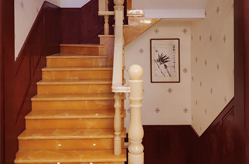 汕头中式别墅室内汉白玉石楼梯的定制安装装饰效果